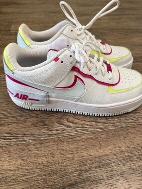 NIKE WMNS AIR FORCE 1 SHADOW 'WHITE BLUE TINT FIREBERRY